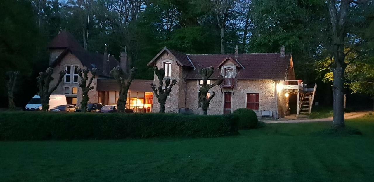 Gite Dans Un Domaine Historique Chevreuse Exteriér fotografie